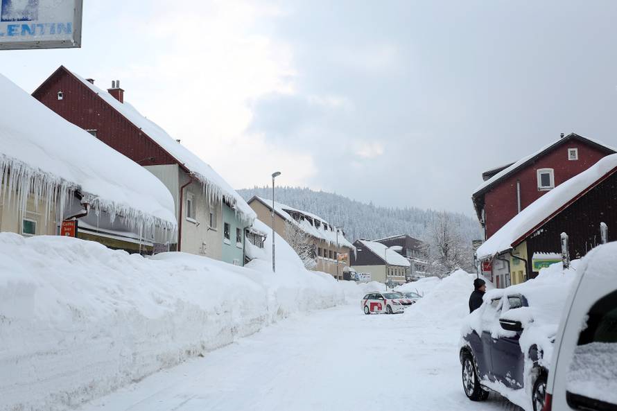 Zameteni u Delnicama: Nanosi snijega do balkona na 1. katu!