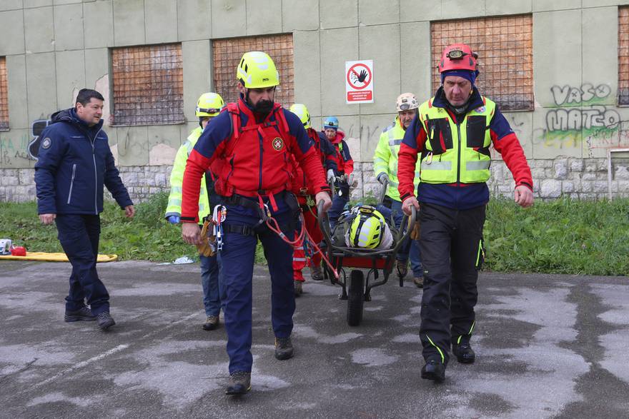 Karlovac: Održana terenska vježba potrage i spašavanjea stanovnika nakon potresa