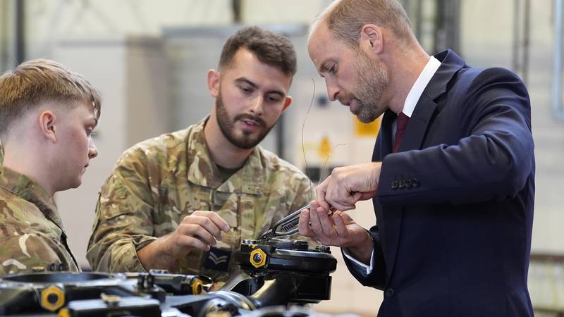 Princ William se prisjetio svojih slavnih dana: Zasukao rukave pa popravljao vojni helikopter