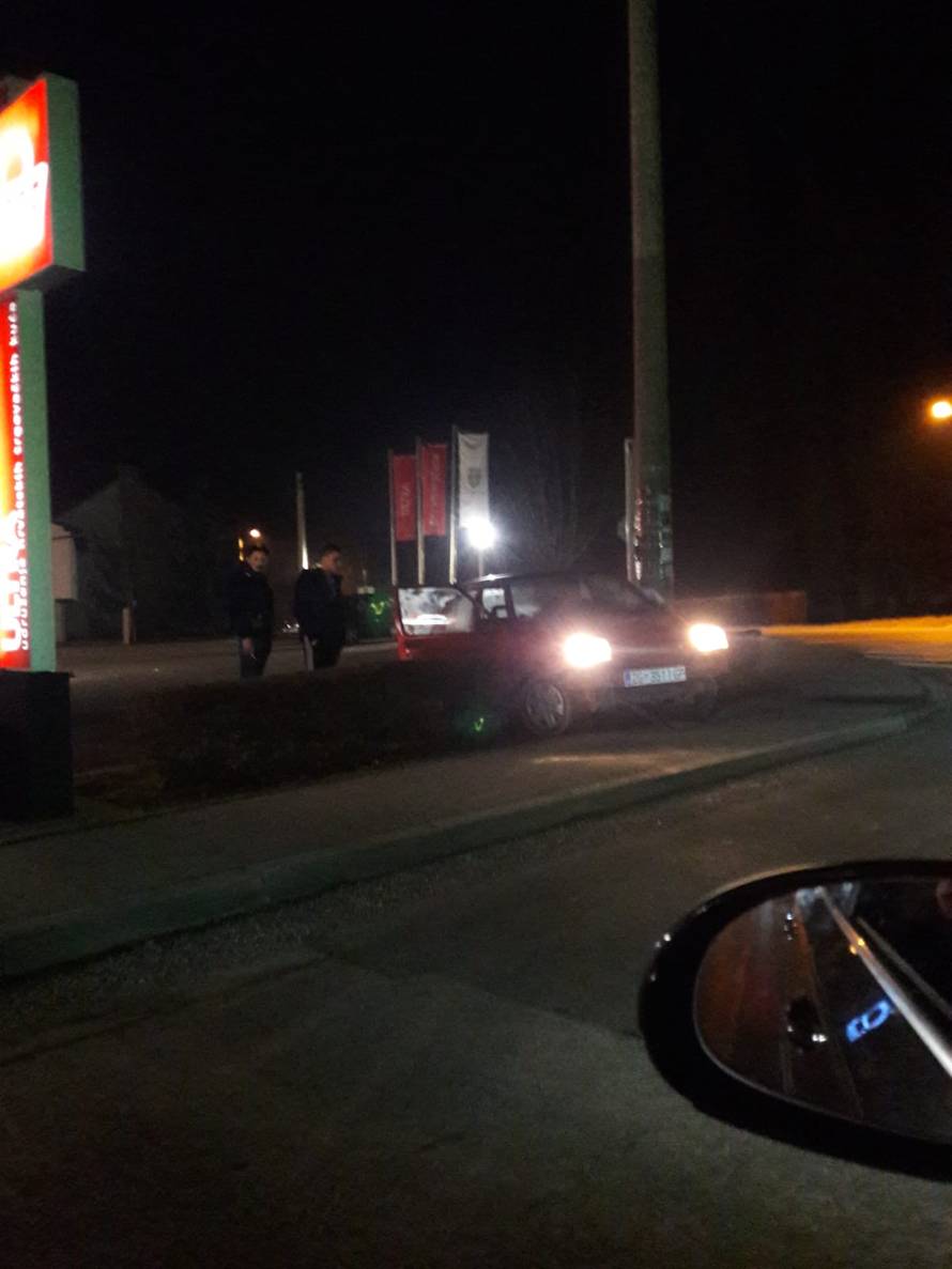 Autom oštetio izlog trgovine pa proletio kroz obližnju živicu