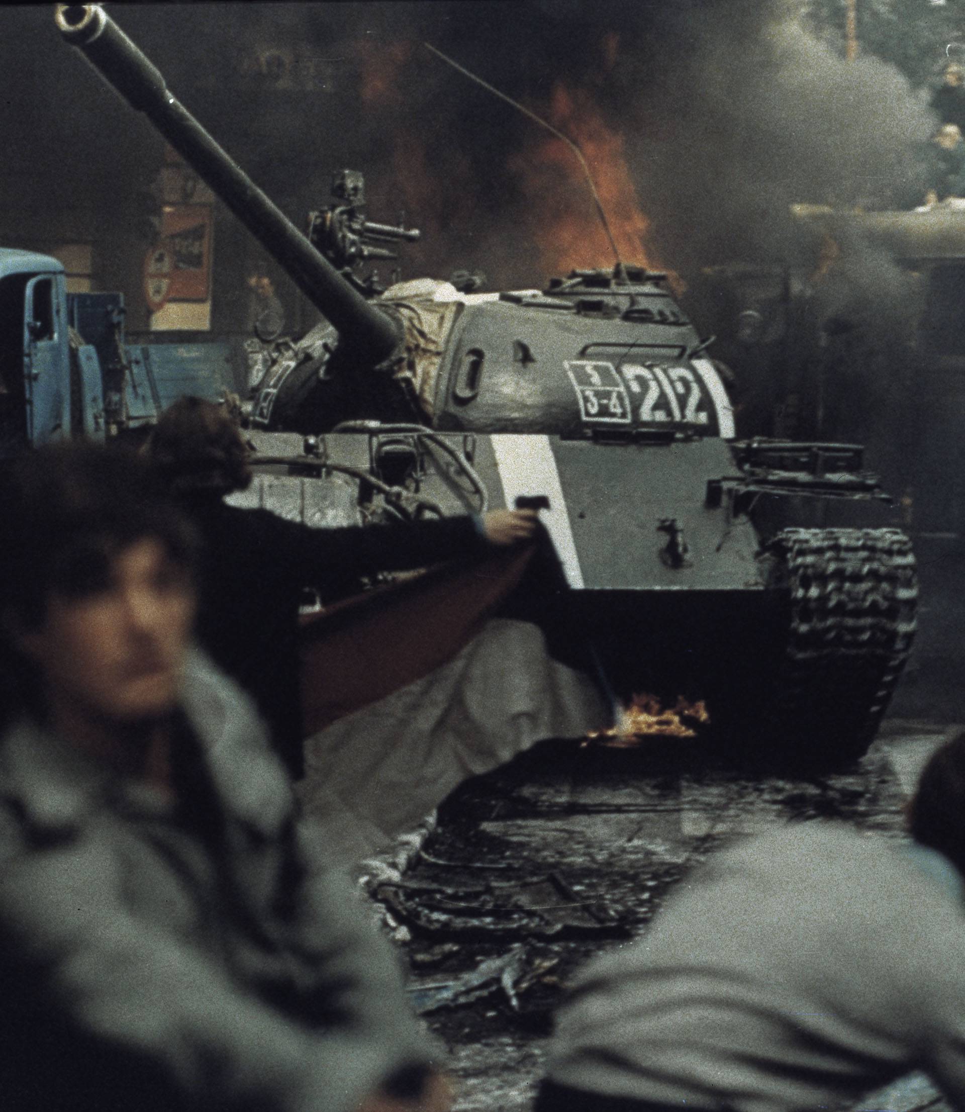 Prag 1968, Brennende Panzer in Prag