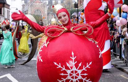 Ulicama Londona prošetali su sobovi i veseli Djed Božićnjak 