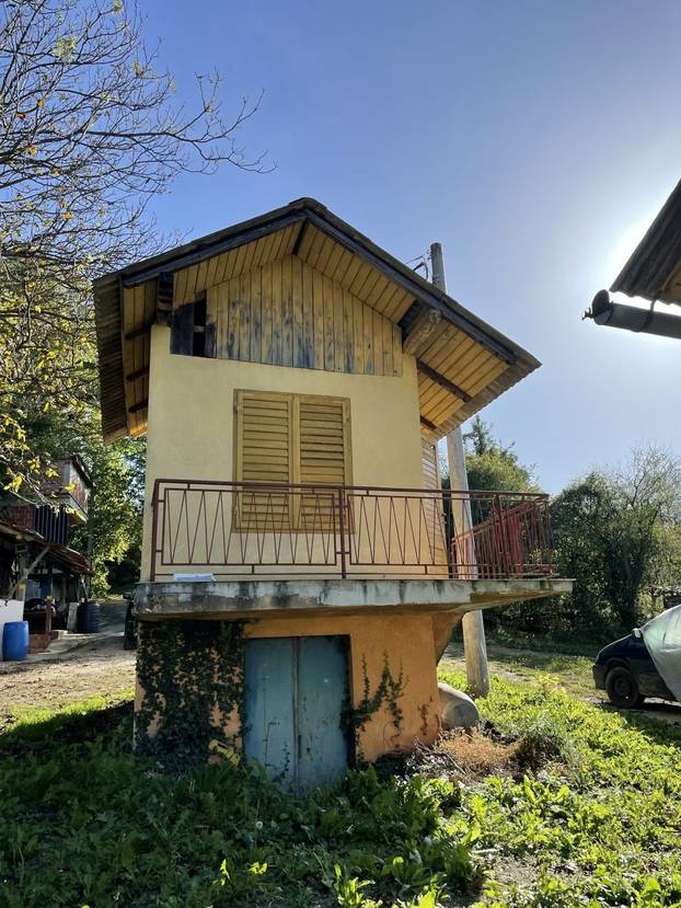 Kod Varaždina prodaju kuću od 9 m2! Nema dozvolu, struju ni vodu. Makadam je. Evo cijene