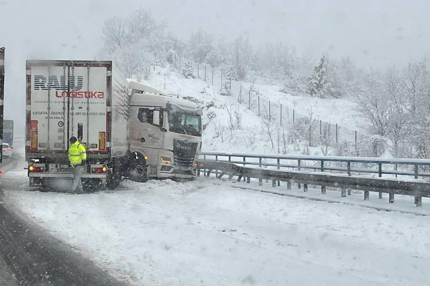 Kaos na autocesti: Pada gusti snijeg, proklizao kamion, gužve od Bosiljeva do Zagreba