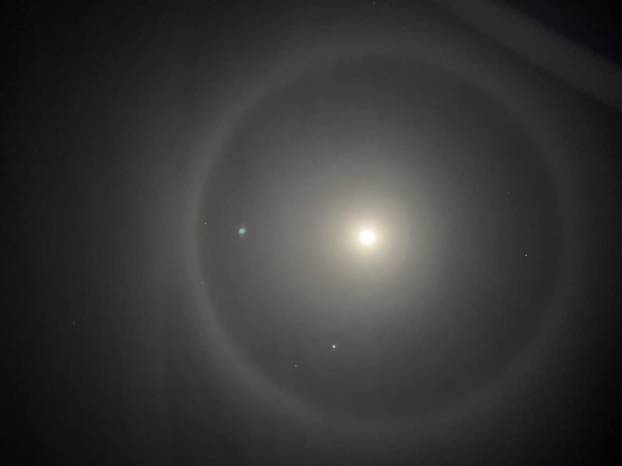 FOTO Hrvate uznemirila čudna pojava na nebu: 'Što bi to sada moglo biti oko Mjeseca!?'