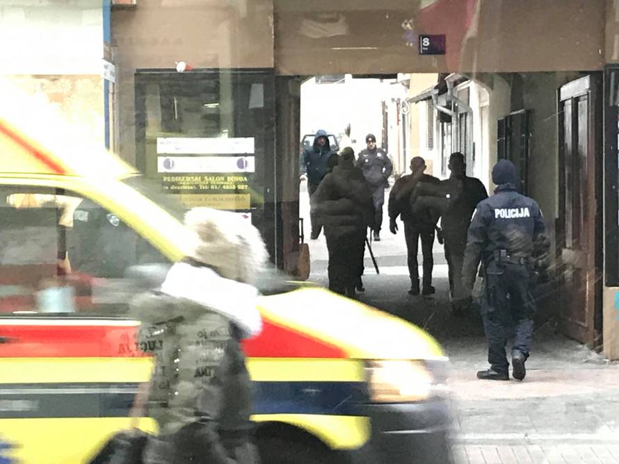 Muškarci se potukli kod kafića, policija ih okružila te privela