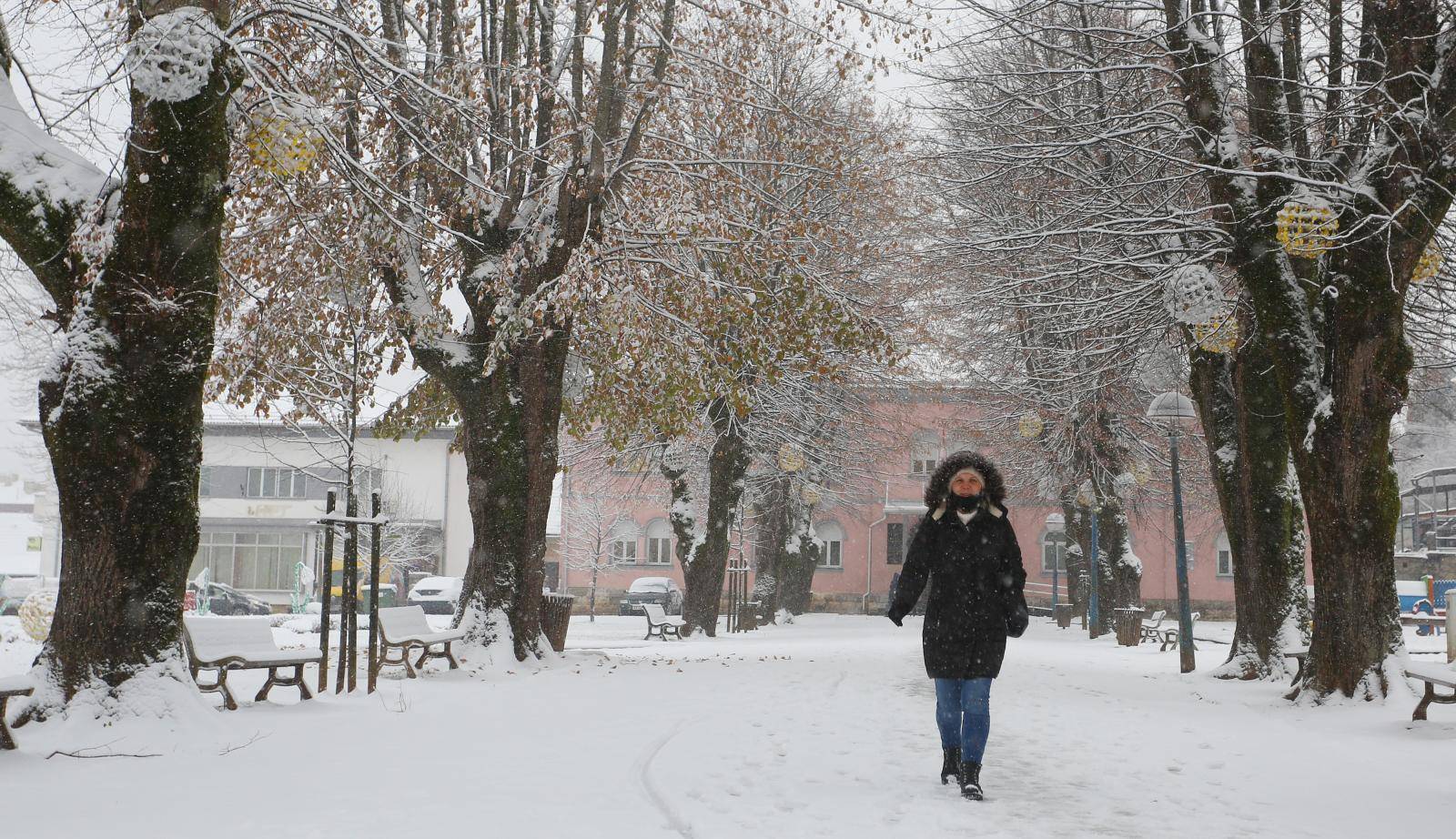 Slunj: Na slunjskom području od jutra napadalo nekoliko centimetara snijega