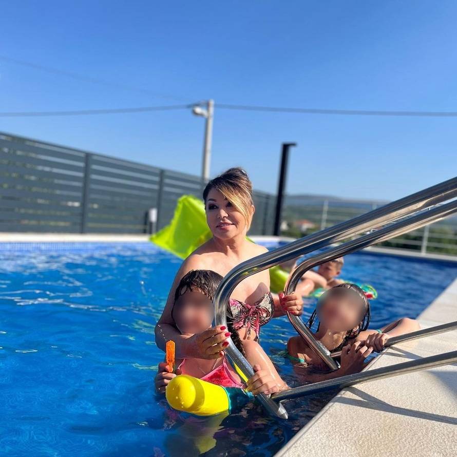 Neda Ukraden uživa u rodnom Imotskom sa svojim unucima: 'To je za mene potpuna sreća'