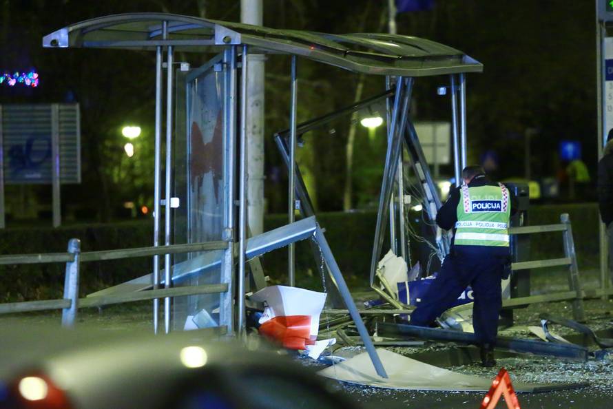 Zagreb: Automobilom se zaletio u tramvajsku stanicu na Vukovarskoj, nema ozlijeÄenih