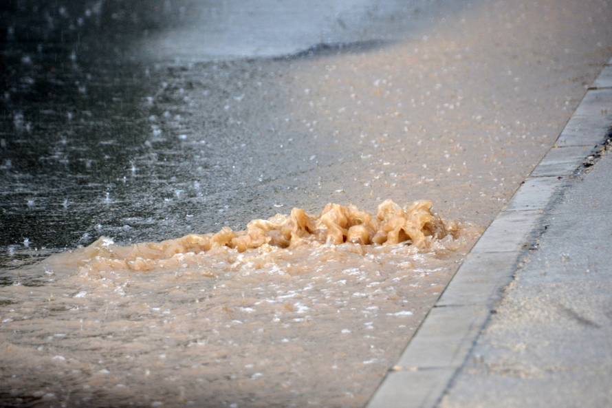 Zagrepčane iznenadio pljusak, tuča i grmljavina poharali Pulu