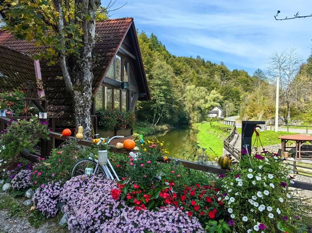 House,On,The,Riverbank.,Restaurant,Kamacnik,At,The,River,Kamacnik
