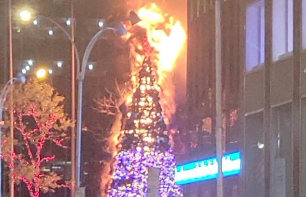 Zapalio ogromnu božićnu jelku ispred zgrade tvrtke NewsCorp.