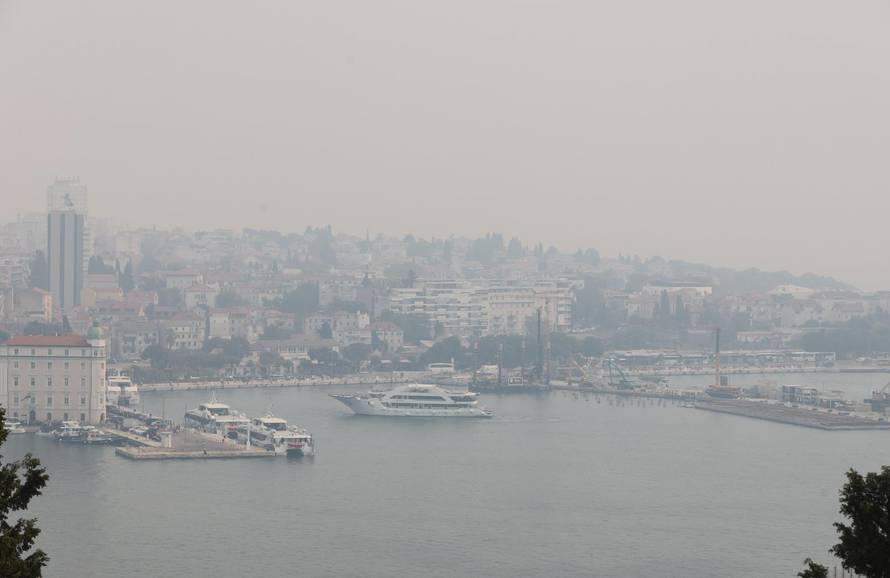 Split  prekriven dimom zbog požara kod Tomislavgrada