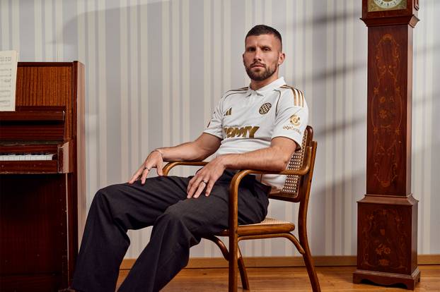 FOTO Hajduk je predstavio treći dres. Slavi 100 godina operete