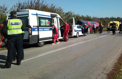 Prevrnuo se autobus pun djece, jedan poginuo, ima i ozlijeđenih