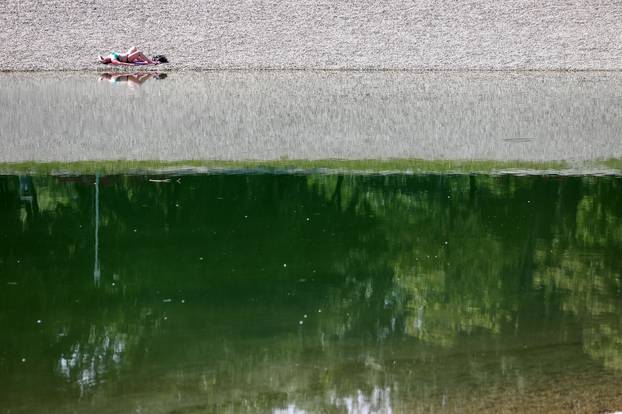 Zagreb: Građani osvježenje od vrućina potražili na jezeru Bundek
