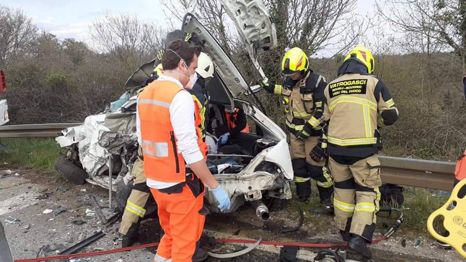 Vozač iz Honde na intenzivnoj, ima teške ozljede. Vatrogasci su ga morali izvlačiti iz automobila