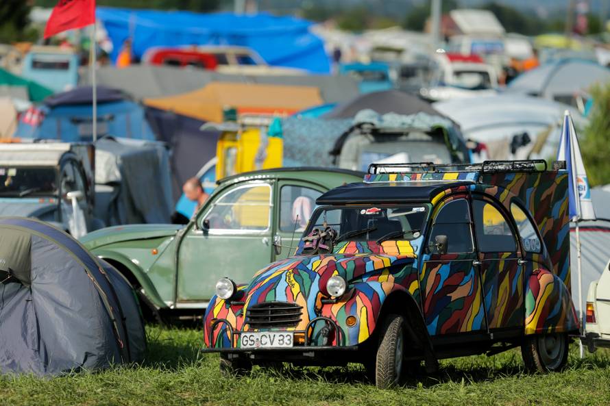 Spačeki okupirali Trg: Ma ovo je naš automobilski Woodstock