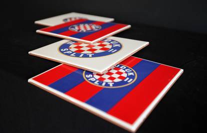 Novi izvor zarade: U prodaju stigle pločice s grbom Hajduka