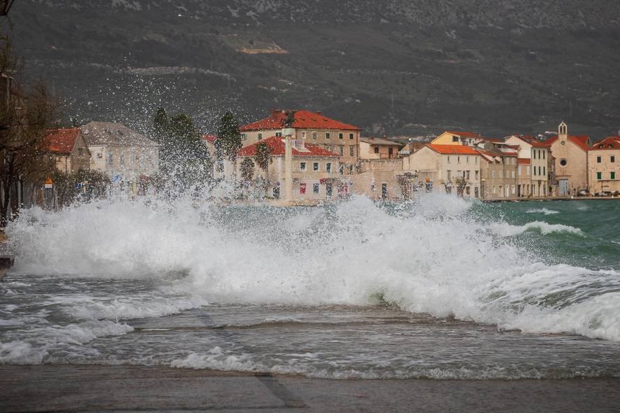 Kaštel Novi: Olujno Jugo podiže valove