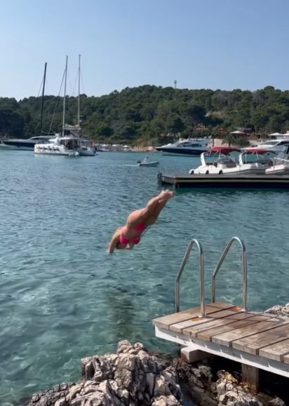 Pogledajte mamu Hajdukovog golmana kako u tangama skače u more: 'Kao vidra! Top mama'