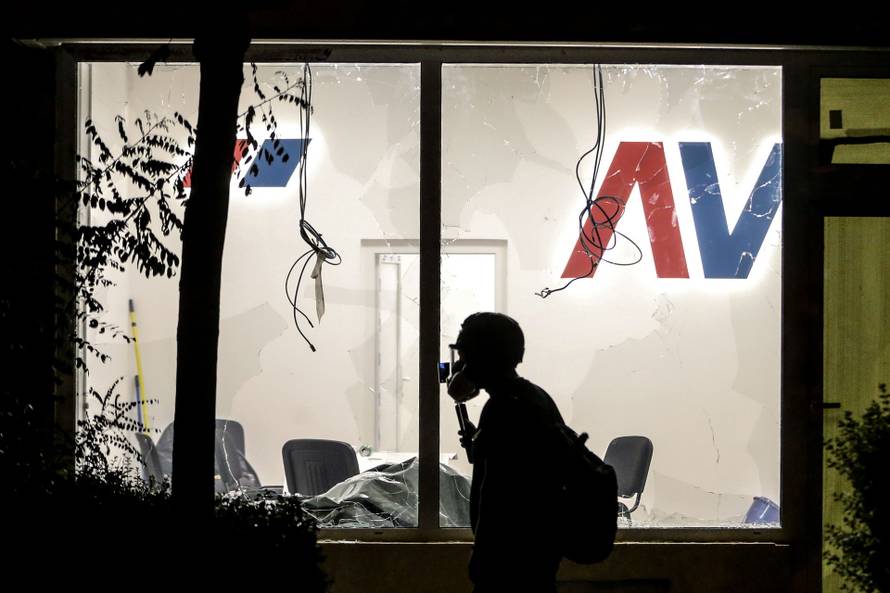 Beograd: Novi prosvjed na beogradskim ulicama, okupljeni su bacali kamenje i pirotehnička sredstva