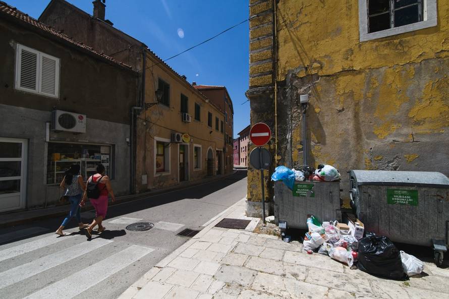 Zbog prosvjeda komunalnih radnika ne odvozi se otpad u Obrovcu