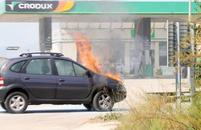 Umalo katastrofa! Auto joj se zapalio na ulazu na benzinsku