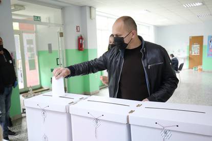 Ivan Anušić, kandidat za župana, glasovao na biračkom mjestu u Antunovcu