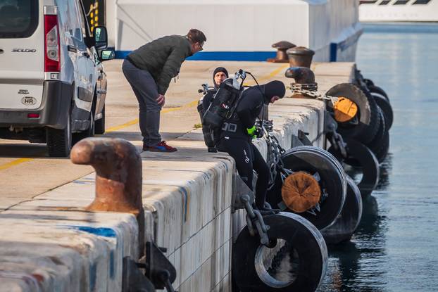 Split: Izvučen automobil koji je sinoć sletio u more kod gradske luke, vozač preminuo