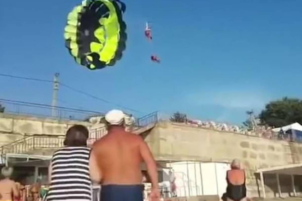Udarila ih struja: Zapeli za električni stup pa pali na plažu