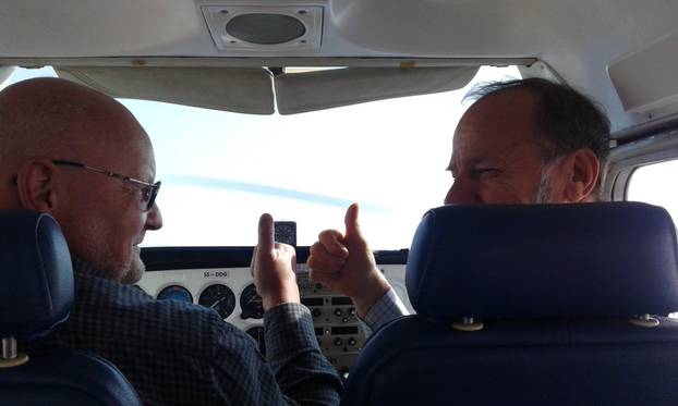 Mateša s pilotima Rajkom Tomašićem i Benjaminom Licerom iz Portoroža 2018. u letu nad Rovinjem