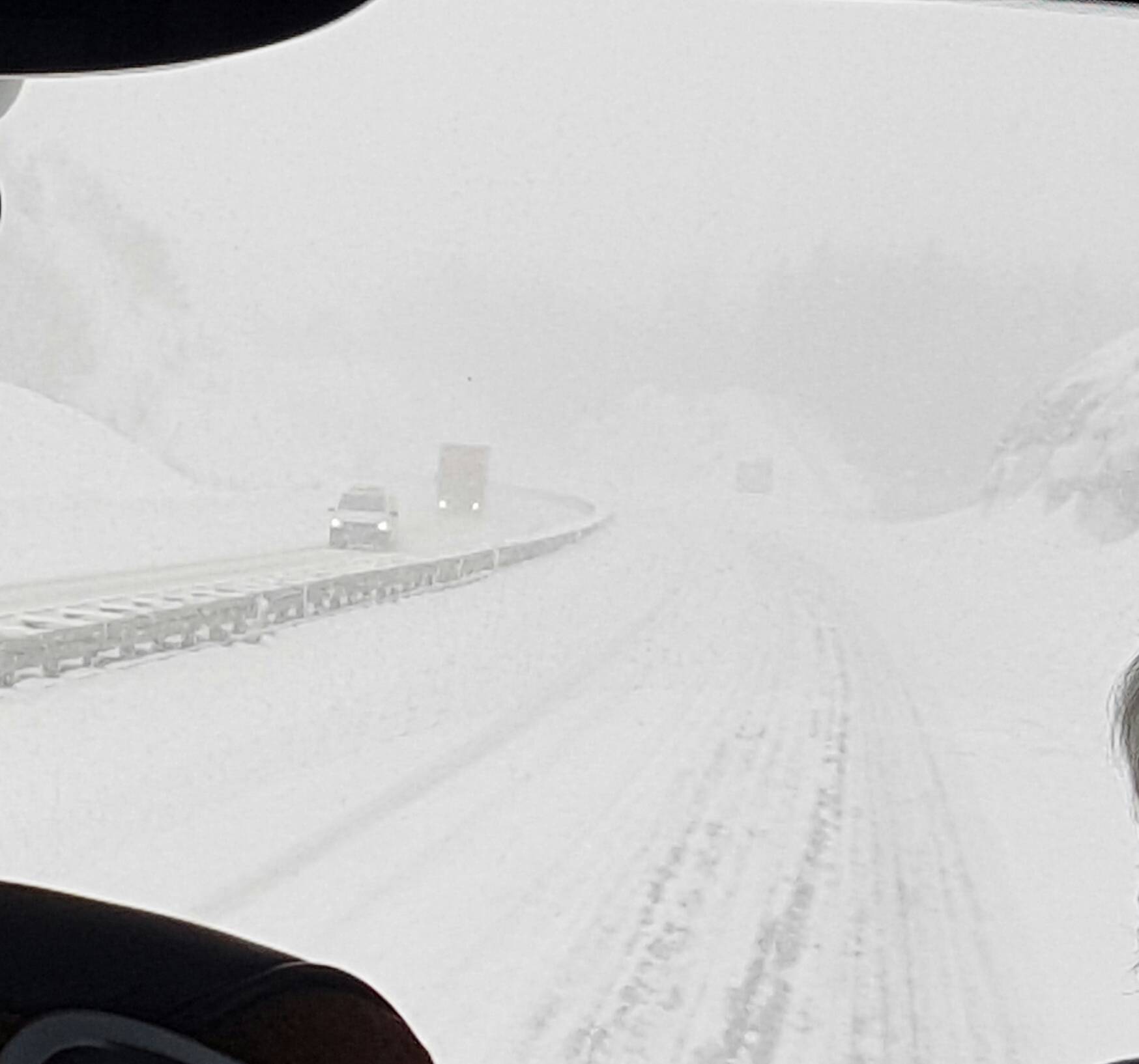 'Vrijeme je vrlo opasno': Bura i snijeg zatvorili su brojne ceste