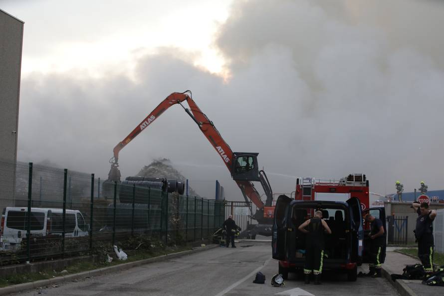 Rijeka: Izbio požar u skladištu Metisa na Kukuljanovu
