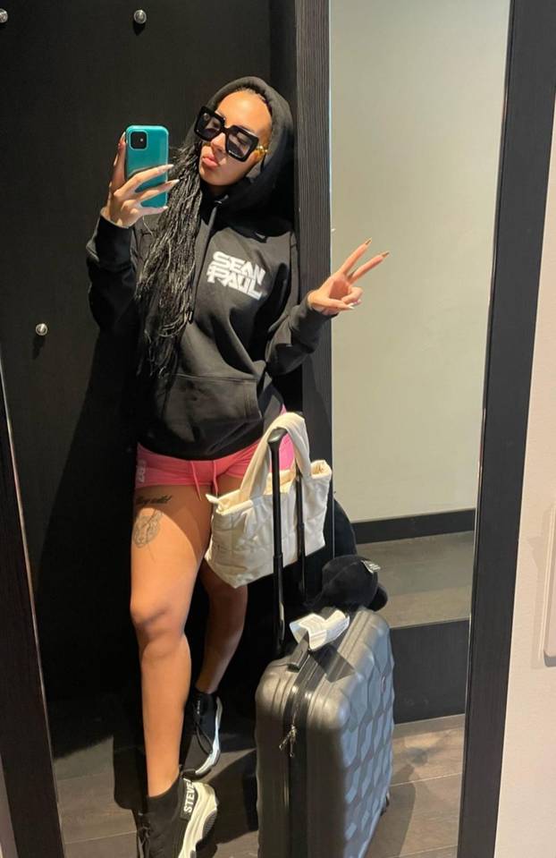 Twerkerica Sarah prošetala na špici novu frizuru: Crna, plava, kratka, duga... Sve je isprobala