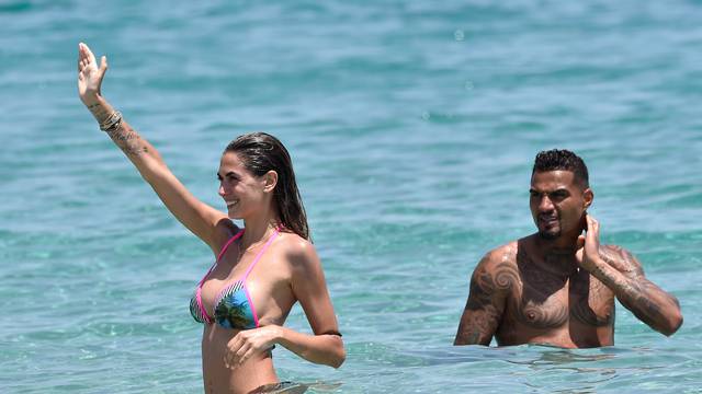 * MINIMUM WEB USAGE FEE * SARDINIA 2016, Melissa Satta and Kevin-Prince Boateng to the sea with his son