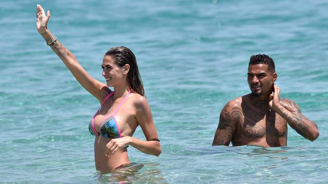 * MINIMUM WEB USAGE FEE * SARDINIA 2016, Melissa Satta and Kevin-Prince Boateng to the sea with his son