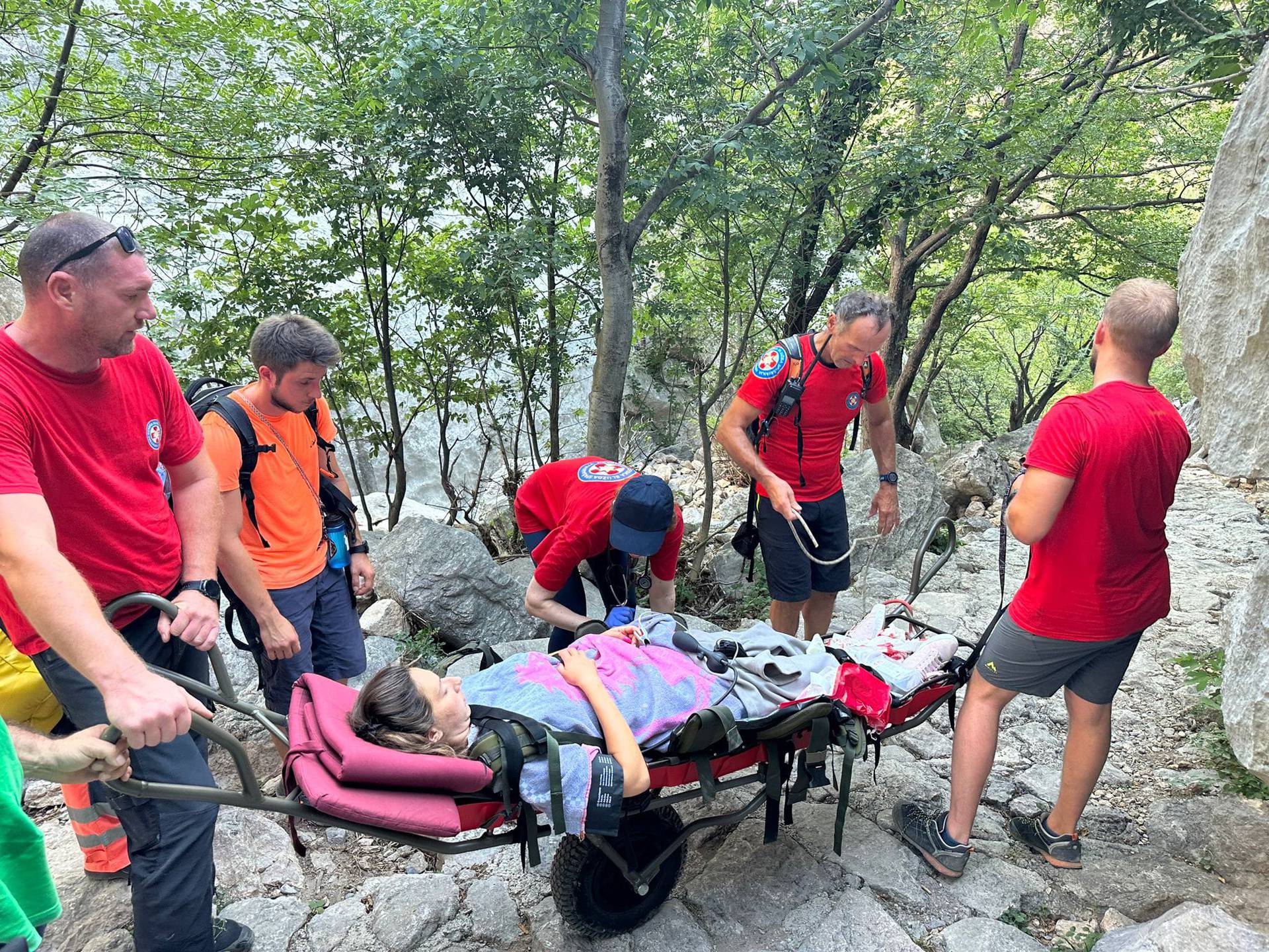 Ovo se ne događa svaki dan! HGSS pomogao strankinji koja je rodila curicu u NP Paklenica!