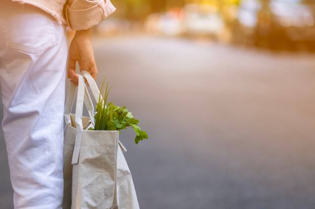 Young,Women,Use,Recyclable,Bags,To,Shop,For,Vegetables,In