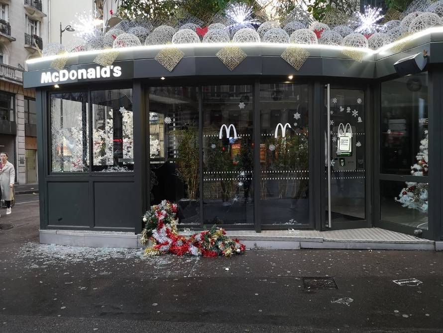 U Francuskoj priveli 1385 ljudi, više od 100 ih je ozlijeđeno