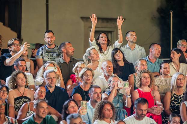 Vela Luka:  Koncert Nine Bardić i Acustic benda povodom manifestacije Trag u Beskraju