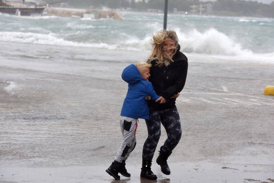 Hvar odsječen, more poplavilo ulice, u Splitu su uništeni auti