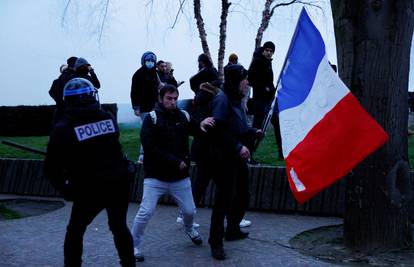 FOTO Francuska vlada preživjela je izglasavanje o povjerenju: Žestoki prosvjedi u cijeloj zemlji