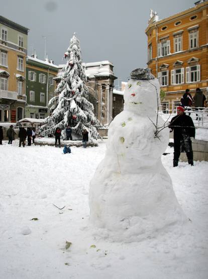 FOTO Pulu prije točno 15 godina zameo snijeg: Padao cijelu noć, a ceste pretvorio u sanjkališta...