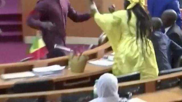 Političari se potukli u Senegalu: Nered u parlamentu izbio je jer je jedan muškarac udario ženu