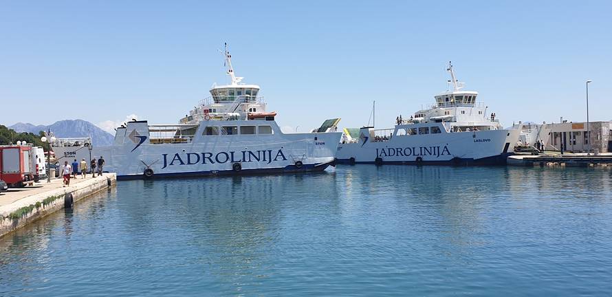 Nasukao se trajekt: Udario je u rivu, dvoje ljudi je ozlijeđeno...