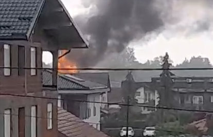VIDEO Grom je zapalio kuću u Karlovcu, jedan je vatrogasac teško ozlijeđen u eksploziji