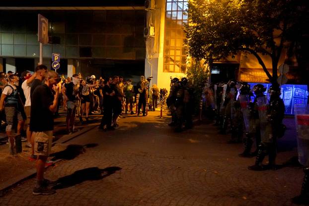 Policija i vojska suzavcima rastjerala okupljene prosvjednike u Novom Beogradu