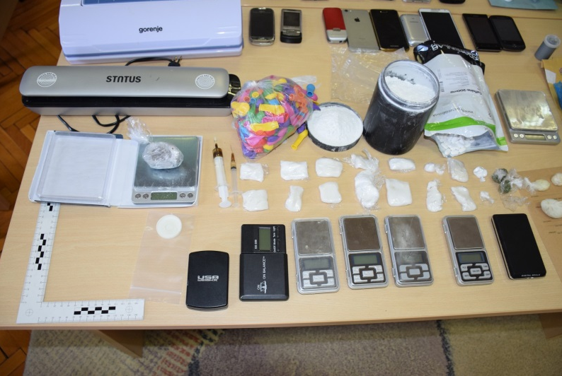 Uhićeno 16 ljudi zbog droge: Imali i oružje, streljivo, alate...