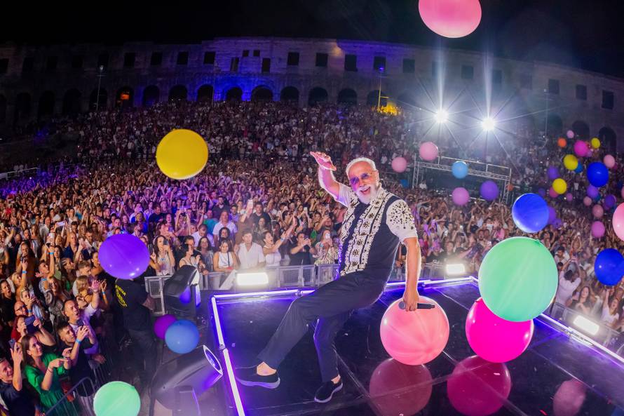 Prepuna pulska Arena pjevala je uz Merlina: 'Osvijetlimo jedni drugima put da ne zalutamo'